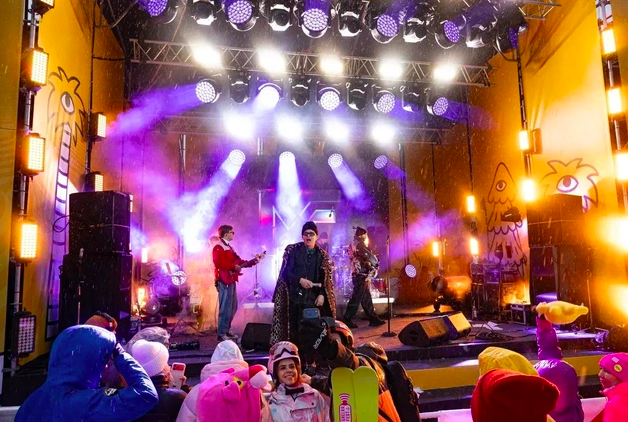 Фото В леопардовой шубе и меховой шапке: новосибирец Митя Фомин выступил в Шерегеше — яркие фото 3 - Сиб.ФМ Фото В леопардовой шубе и меховой шапке: новосибирец Митя Фомин выступил в Шерегеше — яркие фото 3